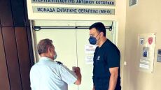 Πυροσβέστης έπαθε έμφραγμα στη μάχη με τις φωτιές - Τον επισκέφθηκε στο ΓΝΑ ο Κικίλιας