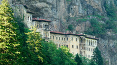 Παναγία Σουμελά: Εθνικιστές και ισλαμιστές προσπάθησαν να εμποδίσουν τη Θεία Λειτουργία Κοιμήσεως της Θεοτόκου