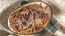 Προβατίνα με χοντρό μακαρόνι και στακοβούτυρο