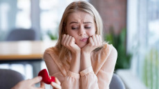 Γάμος: Δύο στους πέντε πιστεύουν ότι είναι ξεπερασμένος θεσμός – 85% ότι είναι περιττός