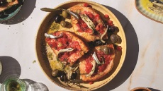 Ριγανάδα σε προζυμένιο ψωμί με μαρινάτες σαρδέλες