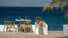 Ναξιώτικη δημιουργική κουζίνα, με έμφαση στην εποχικότητα, στην απόκοσμη Μουτσούνα