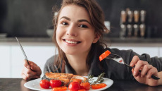 Δεν ακούτε καλά; Δείτε ποιο τρόφιμο δεν πρέπει να λείπει από το πιάτο σας