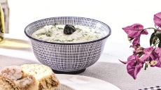 Δροσερό τζατζίκι με κολοκύθι, έτοιμο σε 15′