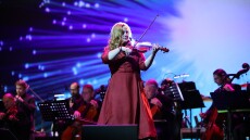 Ευανθία Ρεμπούτσικα: Παρουσιάζει τα τραγούδια της σε πέντε διαφορετικές γλώσσες στο Ηρώδειο