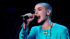 Οι κληρονόμοι της Σινέντ Ο΄Κόνορ ζητούν από τoν Τραμπ να μην παίζει τη μουσική της