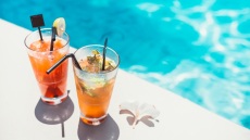 Πόσες θερμίδες έχουν τα αγαπημένα μας καλοκαιρινά κοκτέιλ;