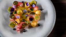 Το εστιατόριο στη Σαντορίνη όπου η βιωσιμότητα συναντά την υψηλή γαστρονομία