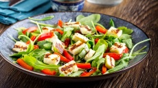 Γιατί το χαλλούμι είναι ο απόλυτος καλοκαιρινός μεζές και πώς να τον απολαύσουμε