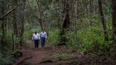 Παπούα Νέα Γουινέα: Ο Μακρόν άφησε το σακάκι του και περπάτησε στα τροπικά δάση του Ειρηνικού