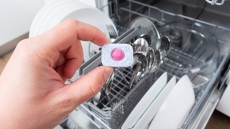 Πώς με μια ταμπλέτα πλυντηρίου πιάτων θα κάνετε τον φούρνο μικροκυμάτων σας να λάμπει