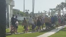 Μάχη για μια ξαπλώστρα δίνουν από τα χαράματα οι τουρίστες στα Κανάρια Νησιά