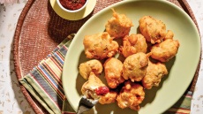 Κροκέτες ρέγγας με ντιπ από πελτέ ντομάτας