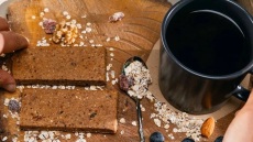 Οι «πράσινες» χειροποίητες μπάρες χωρίς ζάχαρη πλούσιες σε θρεπτικά συστατικά και superfoods