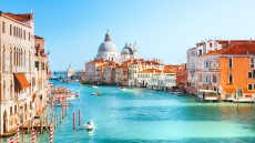 Τουρισμός: Ευρωπαϊκούς προορισμούς επιλέγουν οι Έλληνες για τις διακοπές