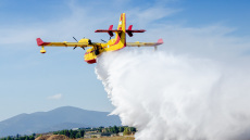 Φωτιές στην Ελλάδα: Η Κομισιόν στέλνει επτά αεροπλάνα και ένα ελικόπτερο - Πάνω από 100 πυροσβέστες από Ρουμανία και Τσεχία