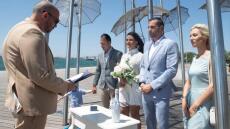 Θεσσαλονίκη: Ζευγάρι Βούλγαρων παντρεύτηκαν με πολιτικό γάμο στις Ομπρέλες της Νέας Παραλίας 