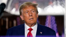 Δίωξη Τραμπ για συνωμοσία: Πυροδότησε με ψέματα την εισβολή στο Καπιτώλιο, λέει το κατηγορητήριο