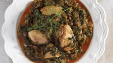 Φιλετάκια κοτόπουλου με τσιγαριαστά χόρτα