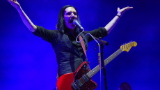 Ιταλία: Μήνυση κατά του τραγουδιστή των Placebo από τη Μελόνι – Την αποκάλεσε «φασίστρια και ρατσίστρια»