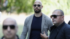 Άντριου Τέιτ: Ήρθη ο κατ' οίκον περιορισμός του