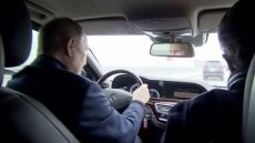 Ο Πούτιν απαιτεί οι αξιωματούχοι του να έχουν ρωσικά αμάξια, αν και ο ίδιος οδήγησε... Mercedes τον Δεκέμβριο στην Κριμαία