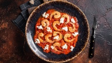 Γαρίδες σαγανάκι: 9 εκδοχές του απόλυτου καλοκαιρινού μεζέ