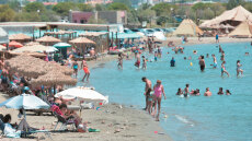 Συνελήφθησαν 5 ιδιοκτήτες και υπεύθυνοι καταστημάτων στην Ανάβυσσο για παράνομη κατάληψη παραλίας