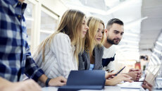 Σύσκεψη στο Μαξίμου για τη συμφωνία για τις συλλογικές συμβάσεις εργασίας - Θετικά σχόλια από την ΕΕ