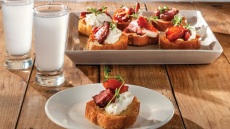 Μπρουσκέτες με απάκι