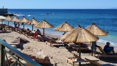 ΕΛ.ΑΣ.: 16 συλλήψεις για παράνομες ξαπλώστρες και ομπρέλες σε Κυκλάδες και Επτάνησα