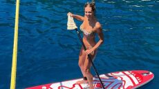 Νικολέττα Καρρά: Φωτογραφίζεται ενώ κάνει SUP στις διακοπές της