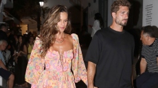 Ιζαμπέλ Γκουλάρτ: Η βόλτα της με τον Κέβιν Τραπ στα σοκάκια της Μυκόνου - Δείτε τις φωτογραφίες