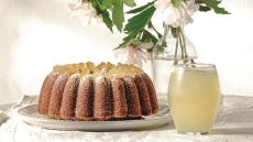 Καλοκαιρινό κέικ με χυμό ανανά από τον Στέλιο Παρλιάρο