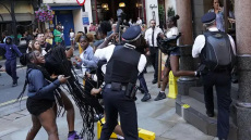 Βρετανία: Στιγμές χάους στην Oxford Street - Επεισόδια μετά από πρόσκληση για μαζική λεηλασία καταστήματος μέσω TikTok