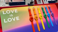 Μαλαισία: Με τρία χρόνια φυλακή απειλούνται όσοι φορούν ή πουλάνε ρολόγια Swatch στα χρώματα της ΛΟΑΤΚΙ+ κοινότητας