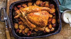 Κοτόπουλο με πατάτες και λουκάνικο στη γάστρα