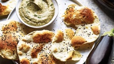 Φτιάχνουμε μελιτζανοσαλάτα με ταχίνι