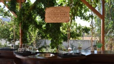 Η ιστορική ποτοποιία στη Νάξο που μεταμορφώνει κλασικά αποστάγματα κίτρου σε ευφάνταστα κοκτέιλ