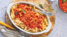 Ζυμαρικά με σάλτσα από κόκκινες φακές και λιαστή ντομάτα