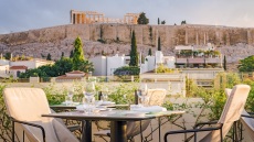 Τι γίνεται εκεί έξω; Δεκαπενταύγουστος στις αυλές και τις ταράτσες της Αθήνας