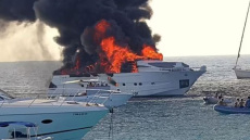 Ισπανία: Στάχτες έγινε η πολυτελής θαλαμηγός επαγγελματία παίκτη πόκερ - Δείτε βίντεο