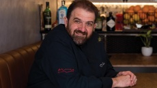 Μιχάλης Χάσικος: «Τα λαδερά στην Κρήτη κολυμπάνε στο λάδι»
