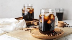 10 cold brew καφέδες, βοτανικά ροφήματα και αλκοολούχα ποτά
