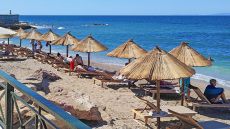 Υπουργείο Οικονομικών: Τους... τάραξαν στη νομιμότητα για τις παραλίες: «Σαφάρι» με 1.312 ελέγχους και πρόστιμα για 413 παραβάσεις