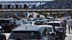 Εθνική Οδός Αθηνών-Κορίνθου: Μεγάλη ταλαιπωρία για τους οδηγούς λόγω της φωτιάς στο βυτιοφόρο