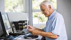 Εργαζόμενοι συνταξιούχοι: Άλλη παρακράτηση για μισθωτούς, άλλη για ελεύθερους επαγγελματίες - Δείτε παραδείγματα