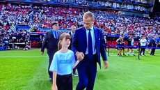 Super Cup: Η 10χρονη από τη Βέροια που μπήκε με τον Τσέφεριν στο «Καραϊσκάκης» για την απονομή