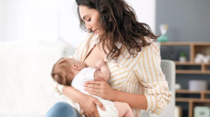 Θηλασμός: Μπορεί να πυροδοτήσει ένα αυτοάνοσο νόσημα; Η ειδικός λύνει κάθε απορία