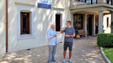 Ο Μητσοτάκης με την κόρη του Δάφνη στο μουσείο Βενιζέλου στη Χαλέπα